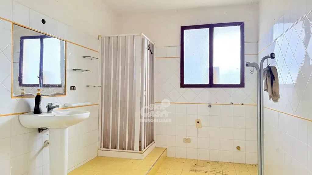 Bathrooms - Villa with Private Garden in Marsala