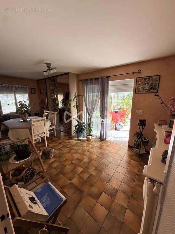 Söögituba - Well-Maintained House with Garden in Plessé