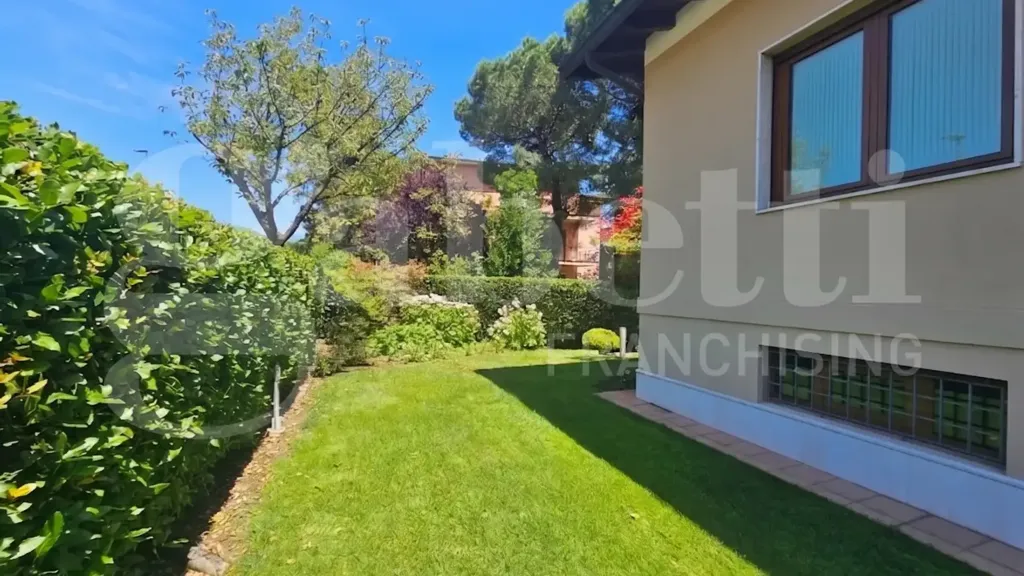 Jardin - Classical Villa with Garden in Brescia