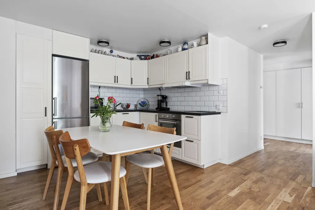 Söögituba - Modern 2-Bedroom Flat with Balcony in Gribbylund
