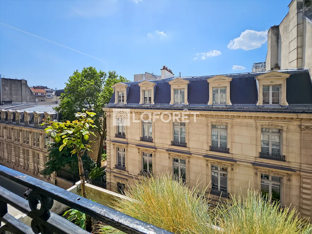 Balcone - 5-Piece Parisian Flat with West-East Views