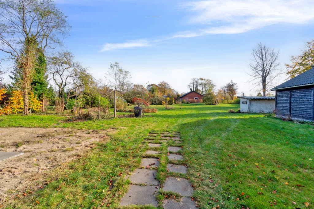 Aed - Buildable Plot with Garden in Brande