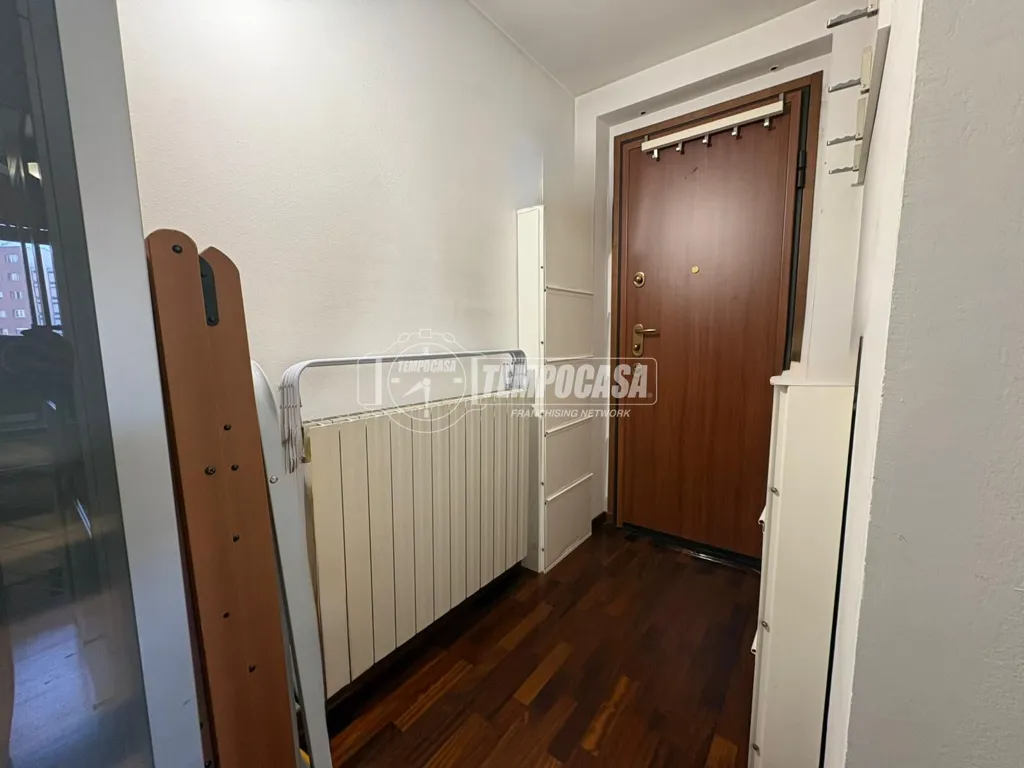 Esik - Modernised Three-Room Flat with Balcony in Milan