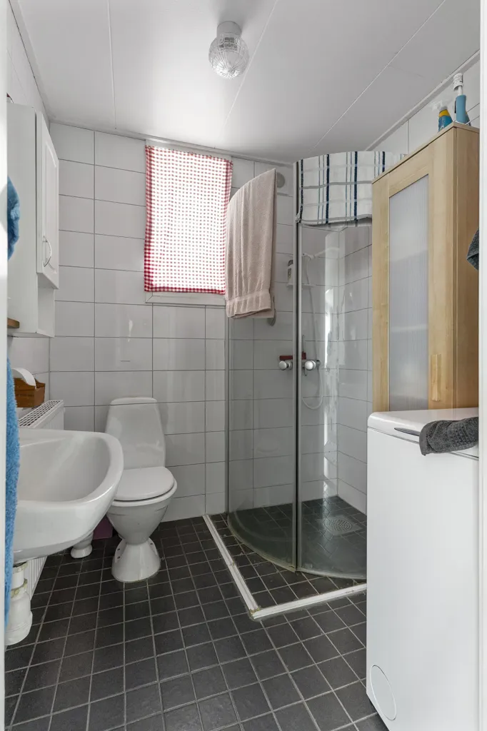 Salles de bain - Two-Storey Villa with Balcony in Mellerud