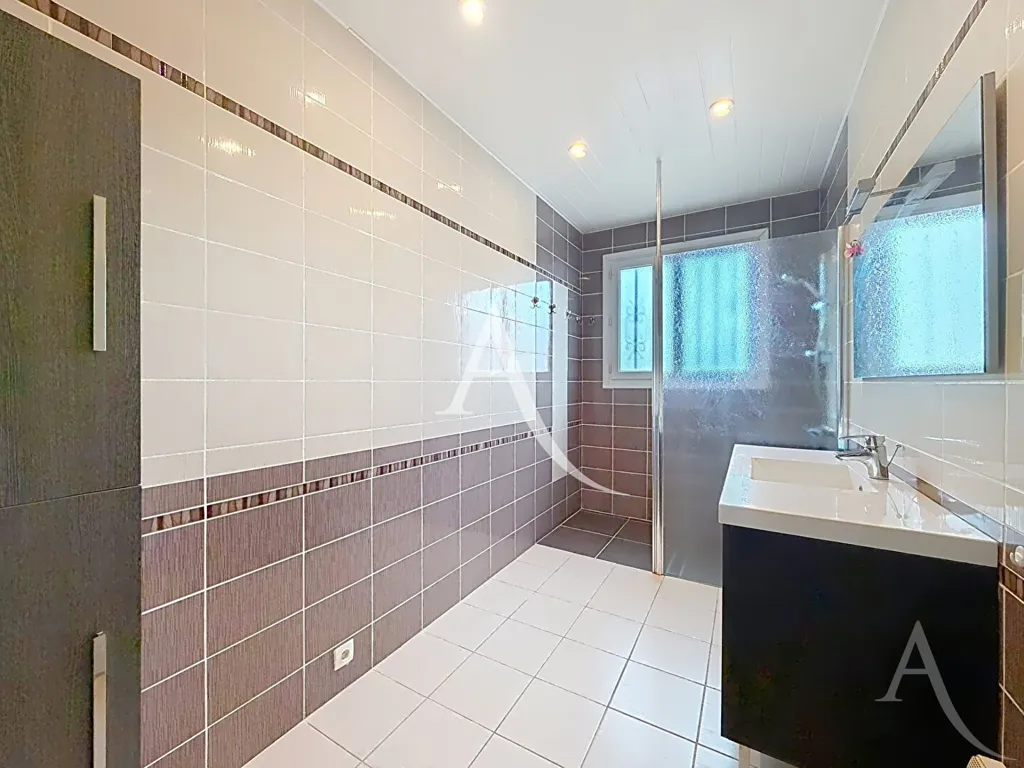 Bathrooms - Detached House with Garden in Saubens