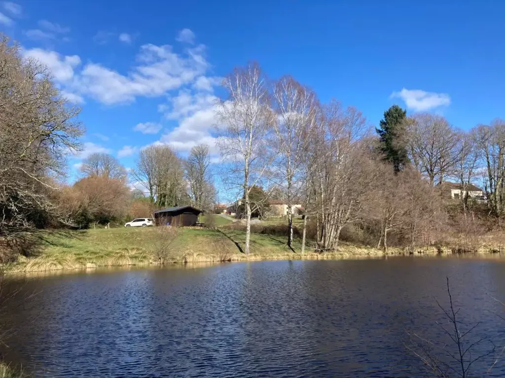 Aed - Chalet with Fishing Lake in Compreignac
