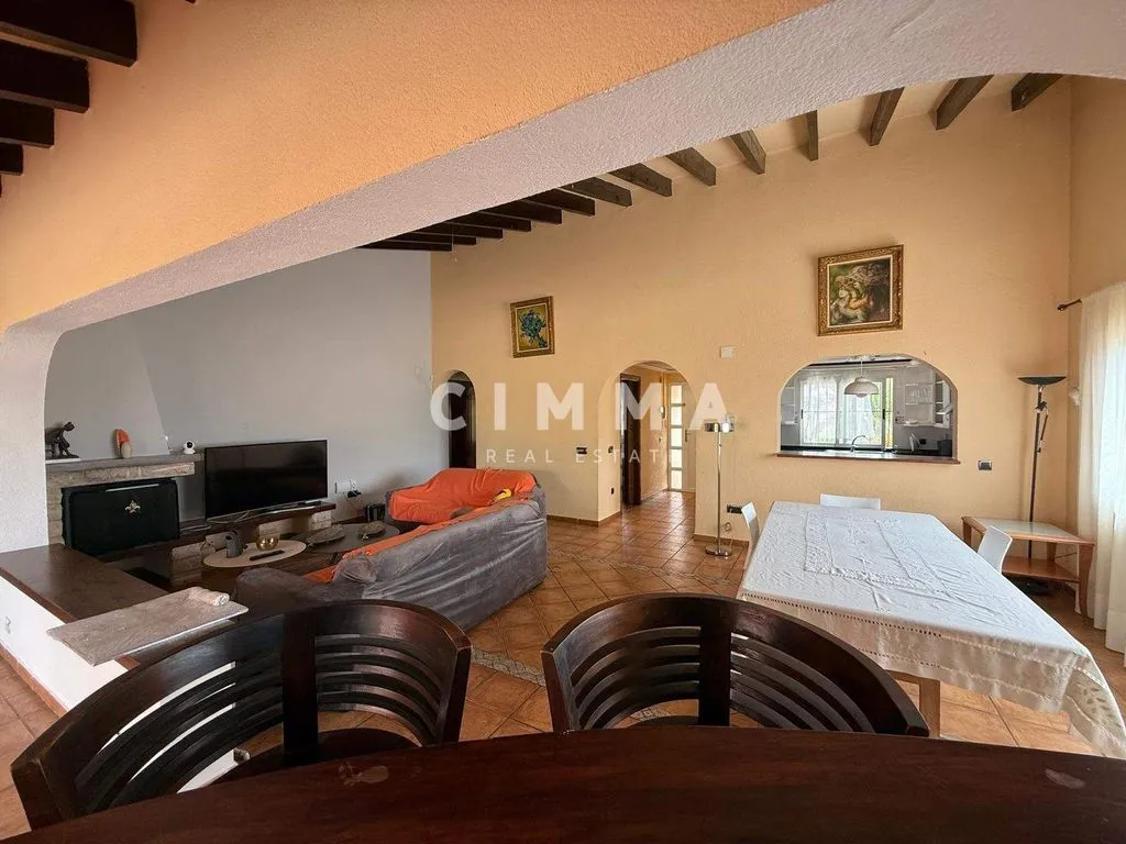Söögituba - Five-Bedroom Chalet with Large Plot in La Nucía