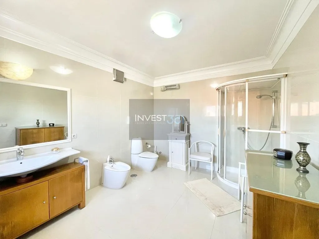 Bathrooms - Single-Story Villa with Terrace in Porto