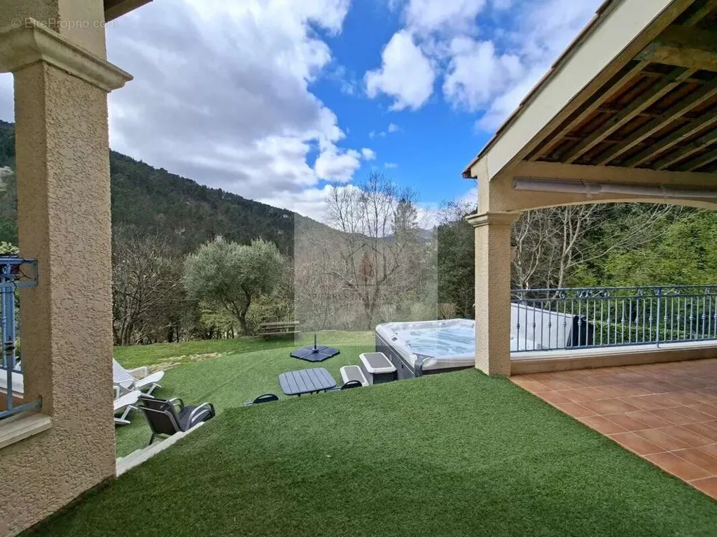 Terrasse - Villa Contemporaine avec Vue Dégagée à Sénéchas