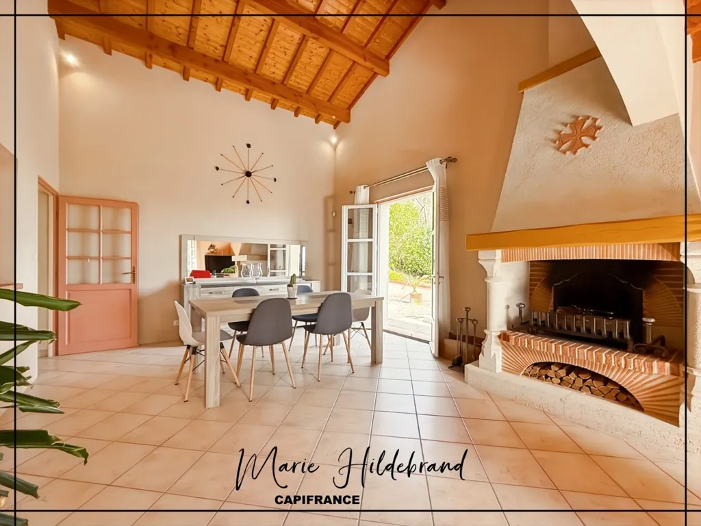 Dining Room - Spacious Property with Valley View near Valence d'Agen