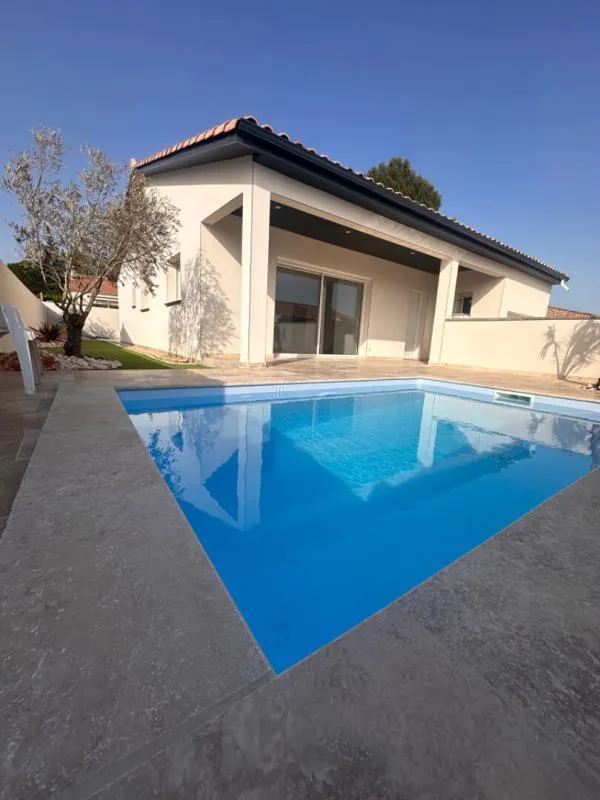 Piscine - Villa de Plain-pied avec Piscine à Bassan