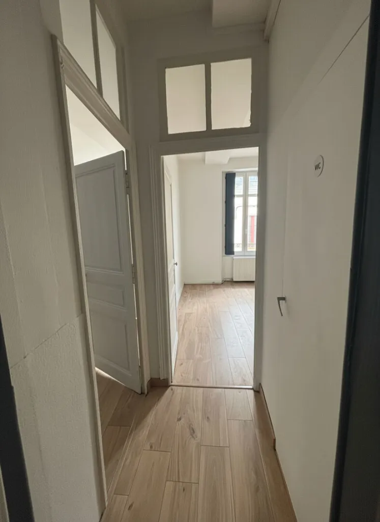 Esik - Flat on Second Floor in Laval