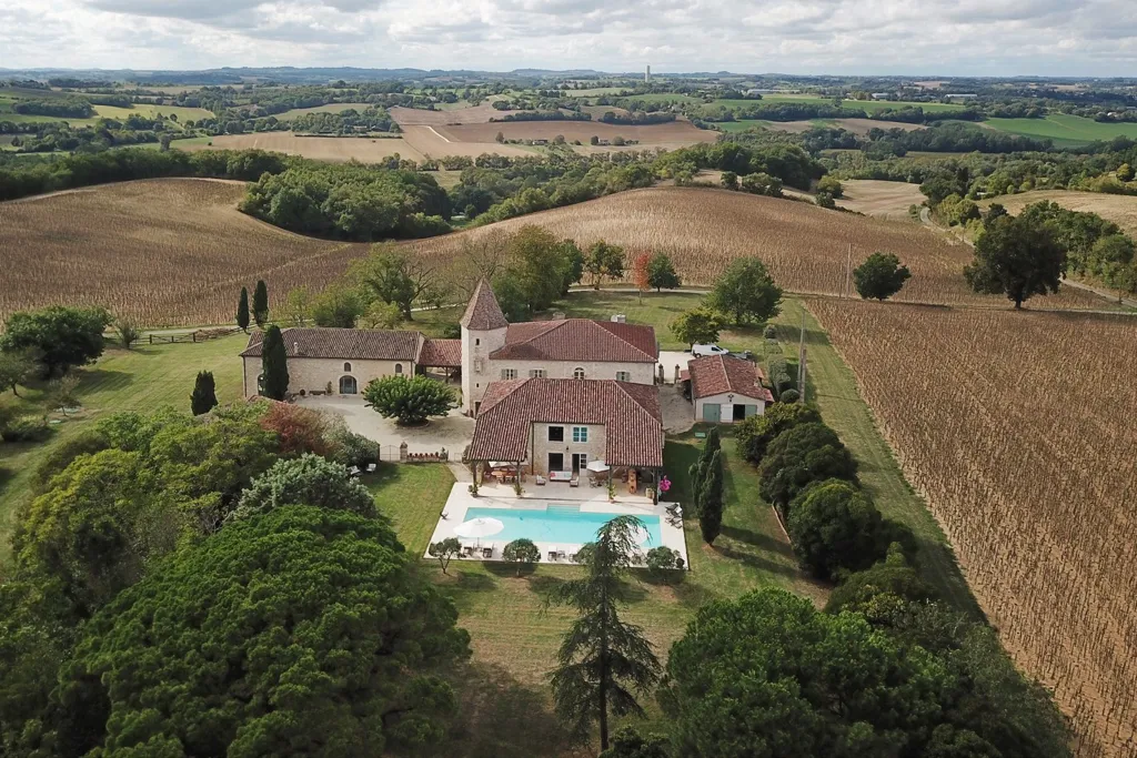 Vue aérienne - Château avec Vue sur les Pyrénées près de Toulouse
