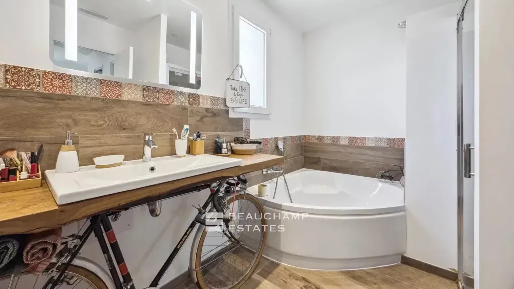 Salles de bain - Maison 5 pièces à Mouans-Sartoux