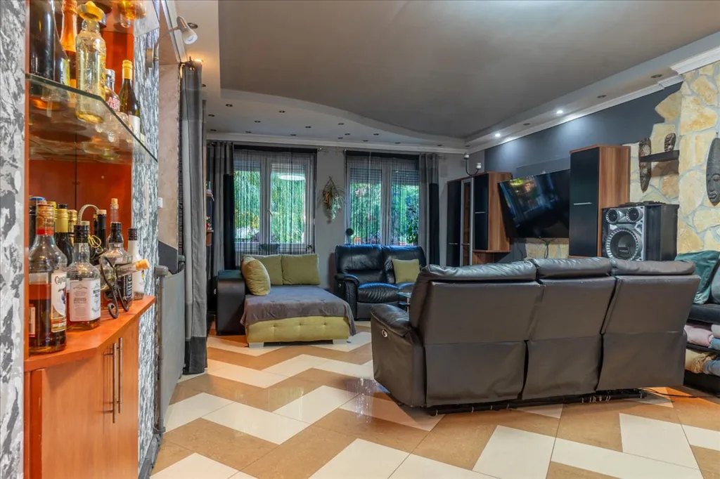 Pièces - Multi-Generational Home with Business Potential in Mályi