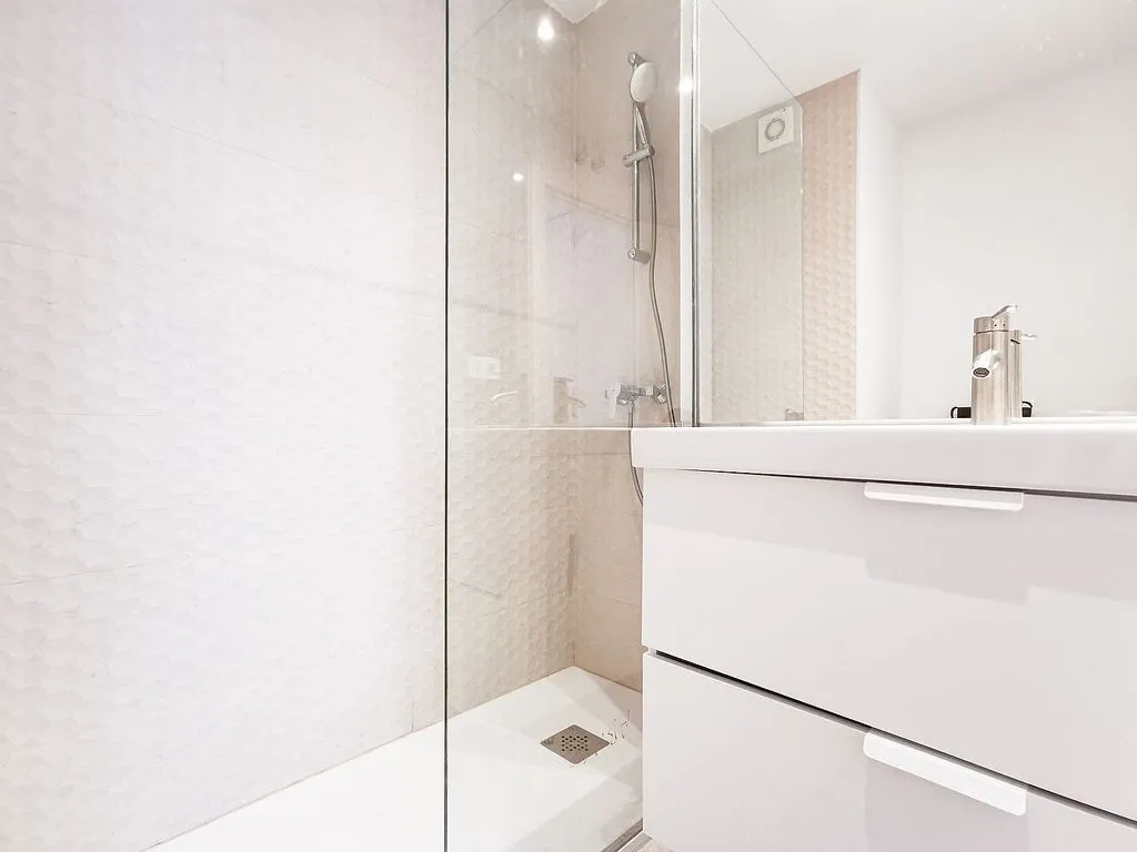 Bathrooms - 1-Bedroom Flat with Terrace in Cuatro Caminos
