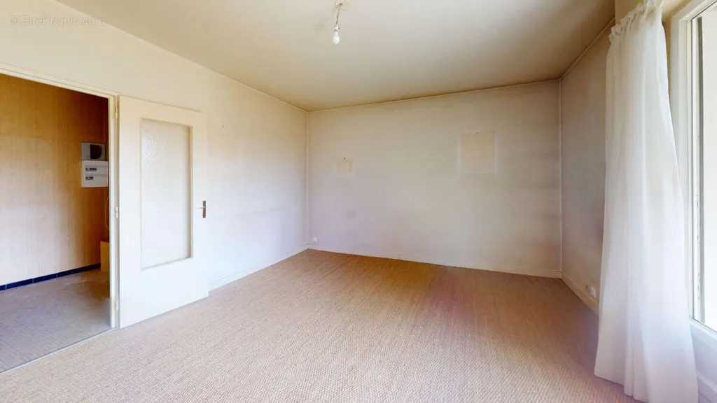 Pièces - Appartement Traversant avec Balcon à Besançon