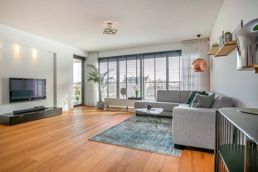 Elutuba - Modern 3-Room Apartment with City View in Rotterdam