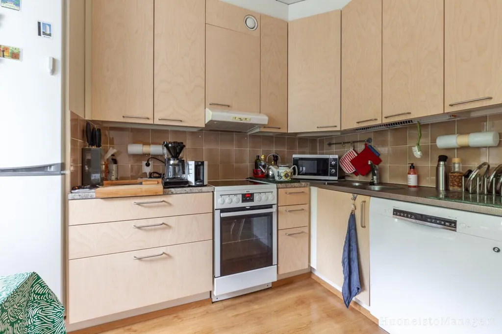Kitchen - Spacious 3-Bedroom Flat with Balcony in Olari, Espoo