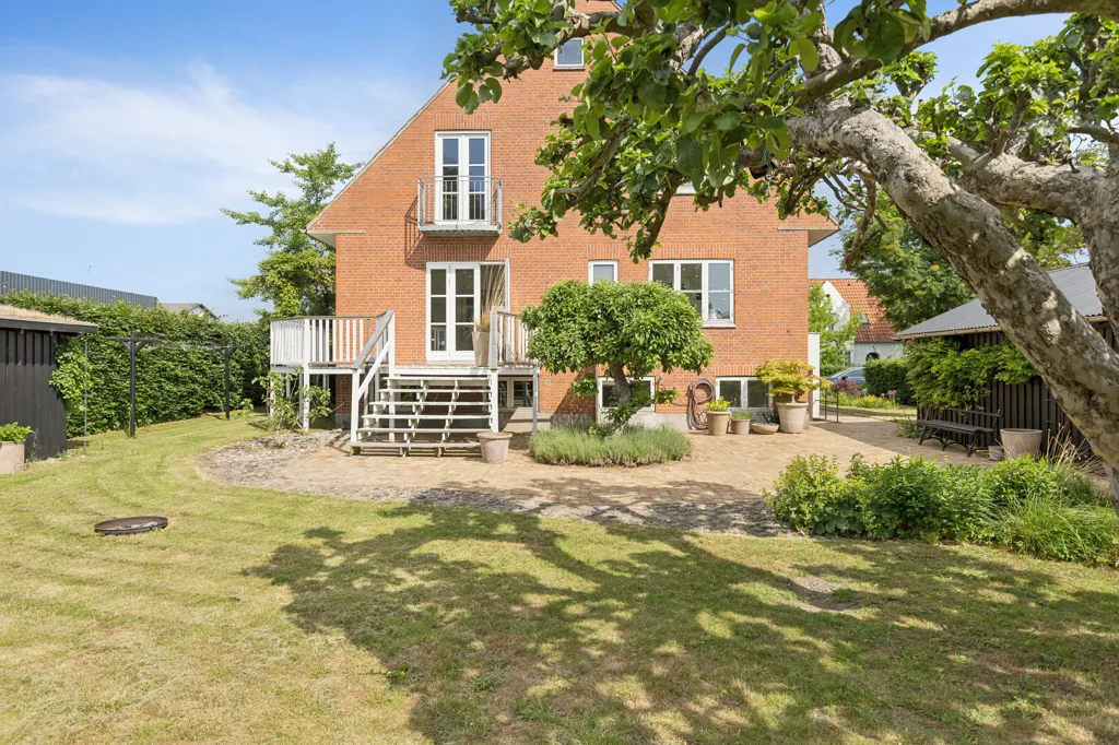 Jardin - Classical Villa with Architect-Designed Garden in Odense