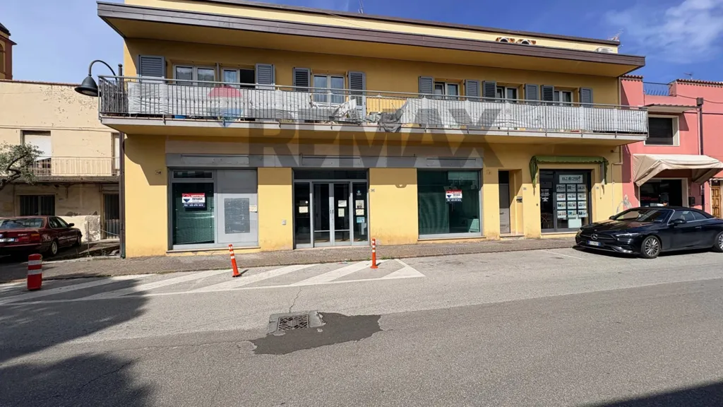 Välivaade - Commercial Space with 3 Vitrines in Riccione