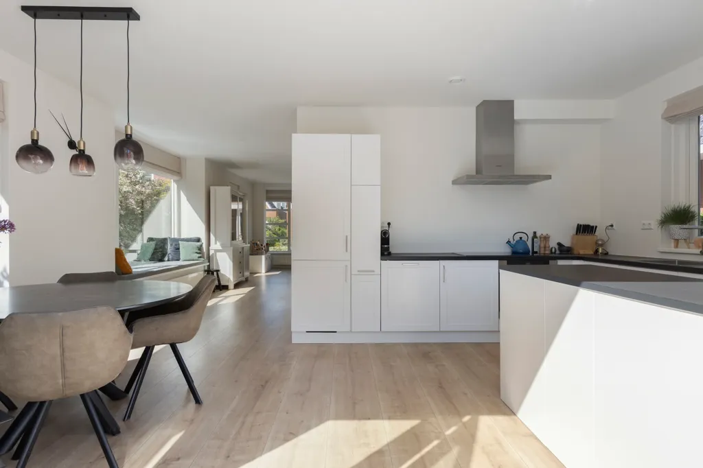 Köök - Spacious Villa with Solar Panels in Woubrugge