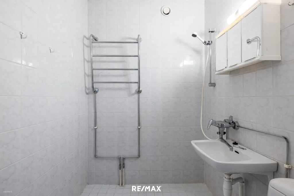 Salles de bain - Bright Two-Bedroom Flat with Garden View in Kirkkonummi