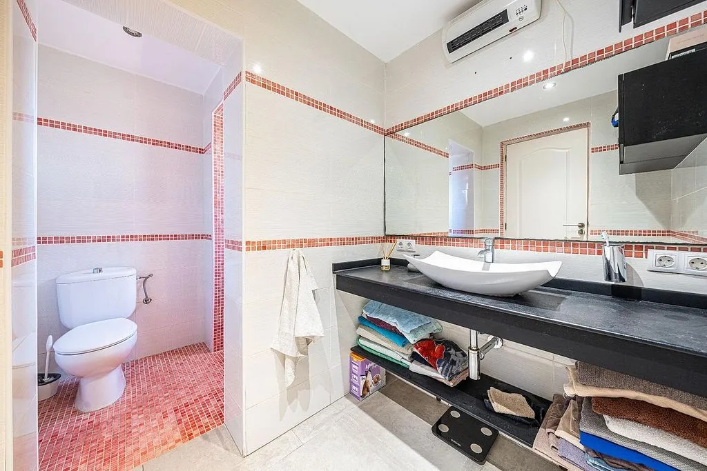 Bathrooms - Chalet with Pool and Terrace in Cala Romántica