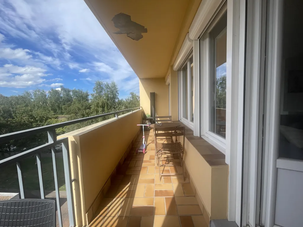 Rõdu - Bright Three-Bedroom Flat with Balcony in Roanne