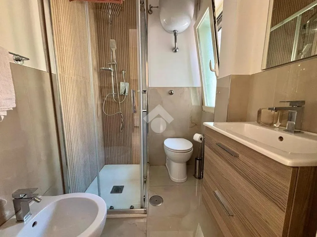 Salles de bain - Modern Flat with Balconies in Poggioreale, Naples