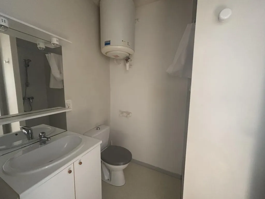 Salles de bain - Studio Semi-Meublé avec Coin Cuisine