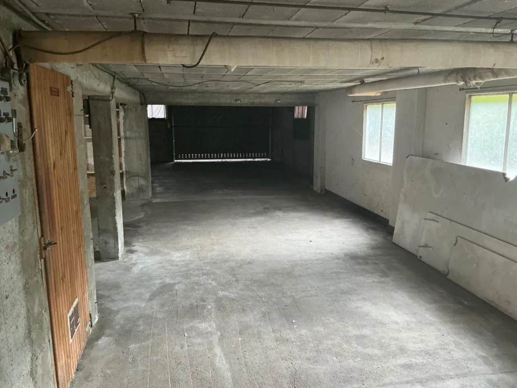 Garage - Maison avec Sous-Sol Aménageable à Vierzon