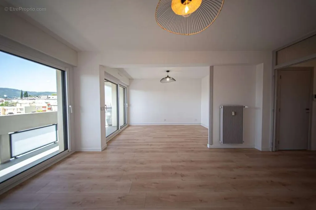 Soggiorno - Renovated Apartment with Balcony in Clermont-Ferrand
