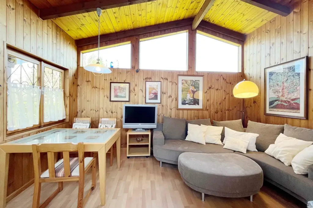 Elutuba - Summer Home with Garden by Lake Neufeld