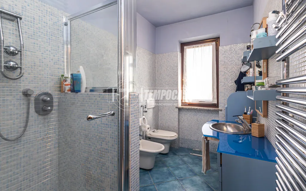Salles de bain - 5-Bedroom Apartment with Double Garage in Chieri