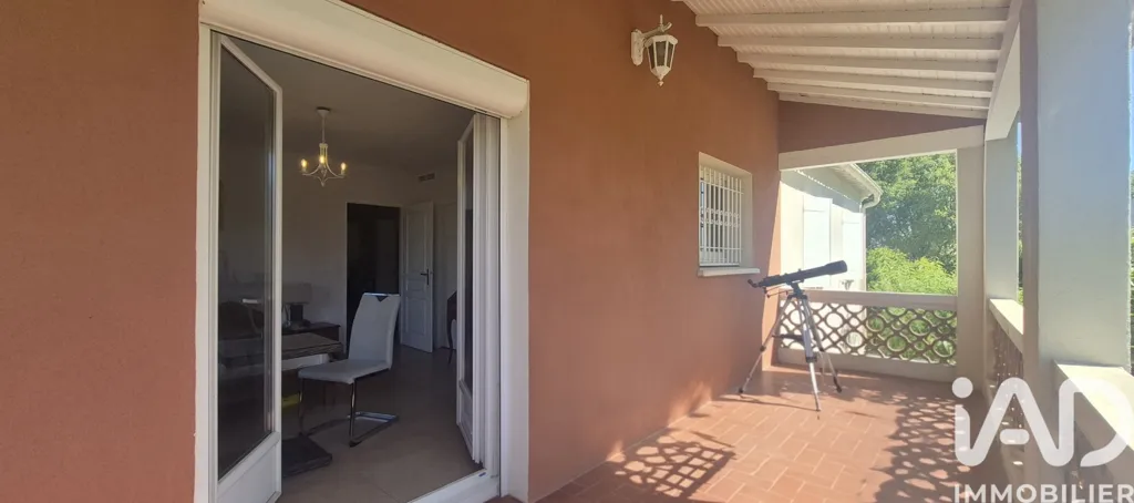 Terrasse - Maison Rénovée avec Piscine au Crès