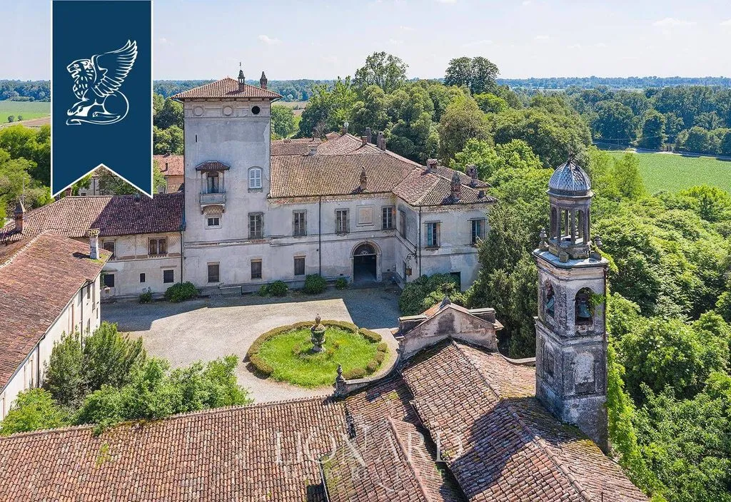 Vista aerea - 15th-Century Palace with Tower in Lombardy