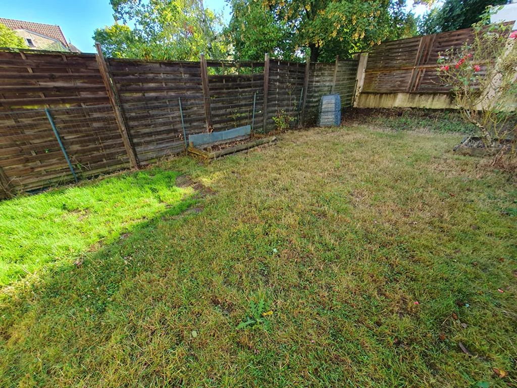 Garden - 2-Bed Flat with Balcony in Bures-sur-Yvette