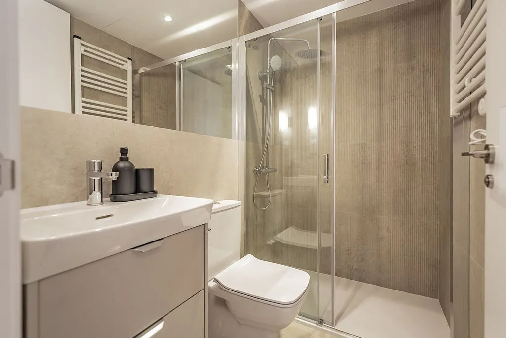 Bathrooms - 3-Bedroom Flat with Terrace in Prosperidad
