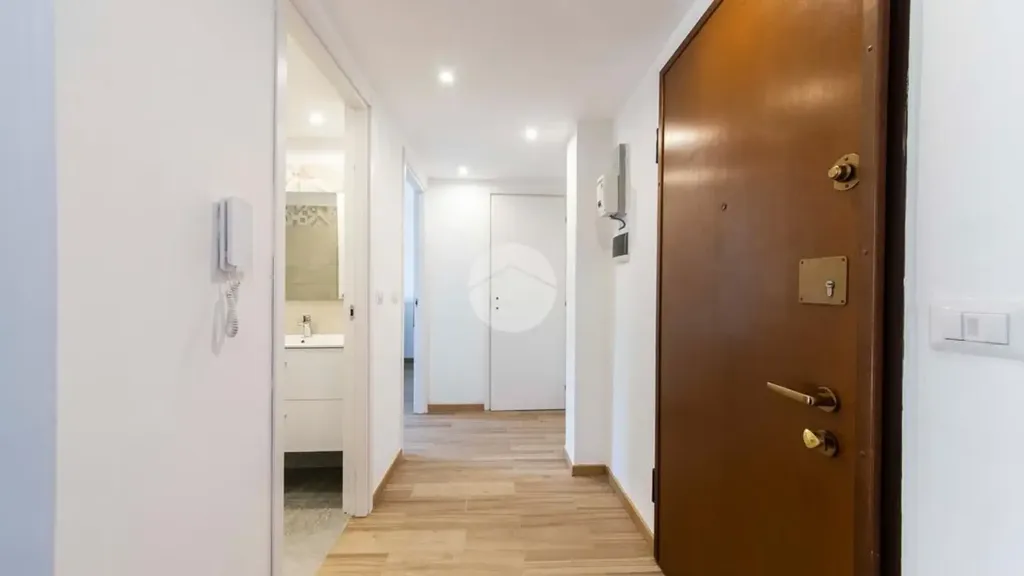 Entrée - Rearfitted Flat with Balcony in Milan