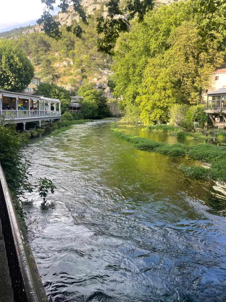 Studio de Charme avec Vue sur la Sorgue à Fontaine-de-Vaucluse