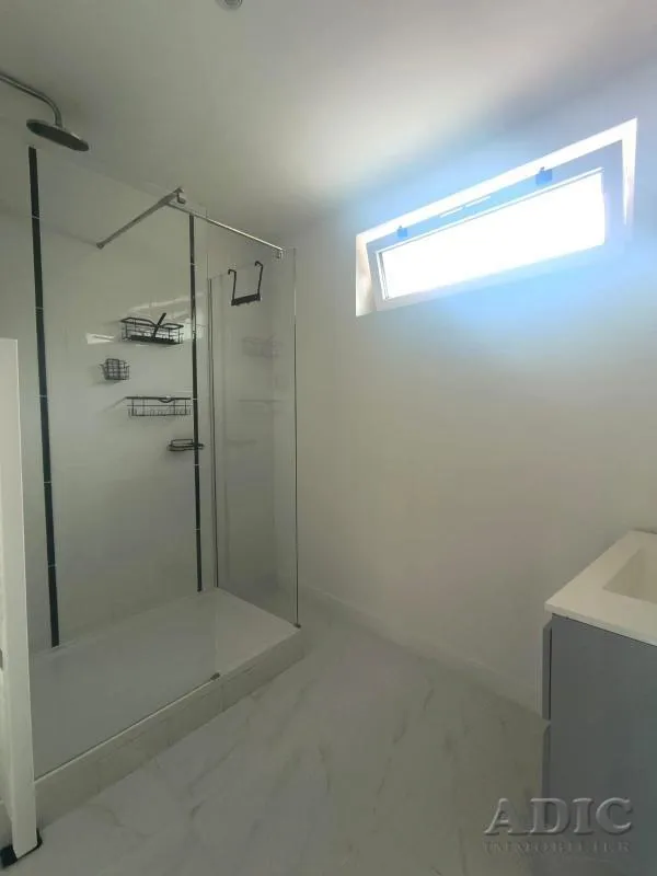 Salles de bain - Appartement F2 avec Cuisine Américaine à Moussy-le-Vieux