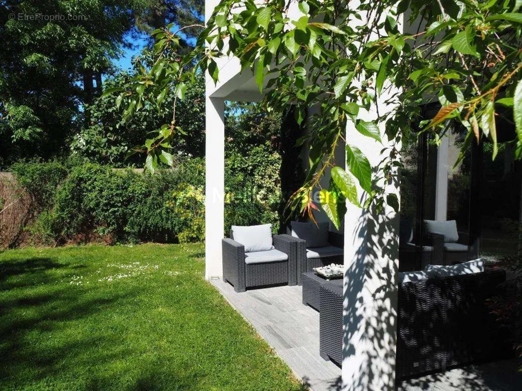 Terrass - Architect-Designed Home with Garden in Saint-Cloud