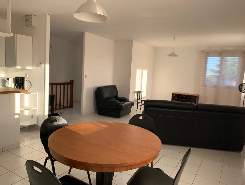 Sala da pranzo - 3-Bedroom Apartment with Parking in Niort