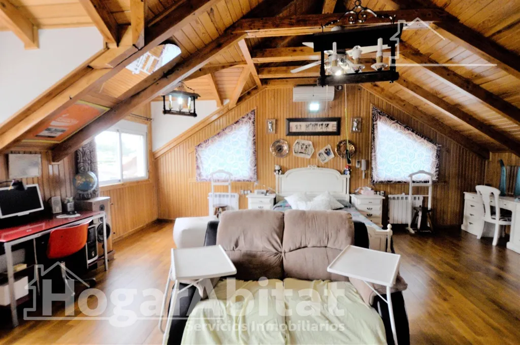 Pièces - Semi-New Chalet with Terrace in Monserrat