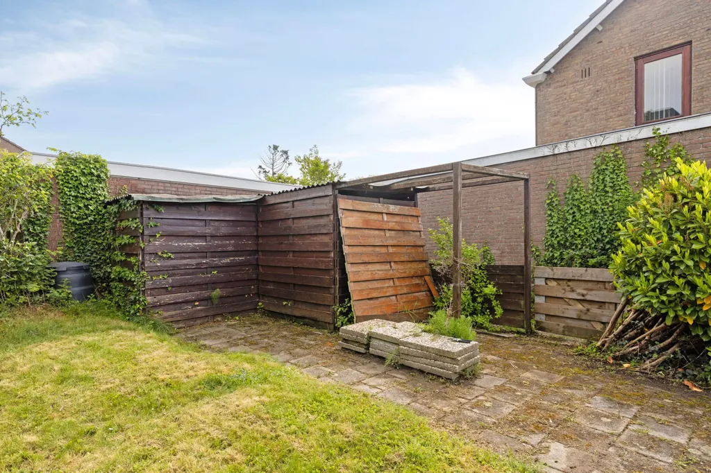 Aed - Renovatable Corner House with Garden in Goes