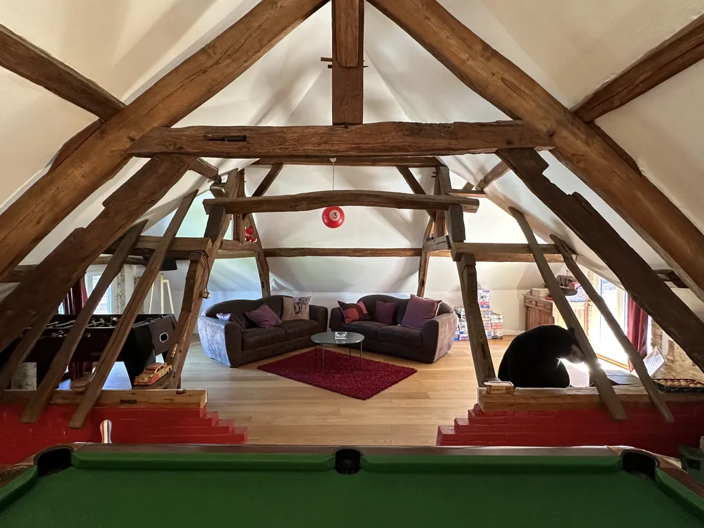 Toad - Charming 8-Piece House with Garden in Croth