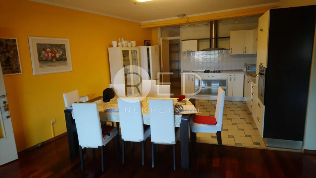 Söögituba - Spacious Flat with Loggias in Osijek Centre