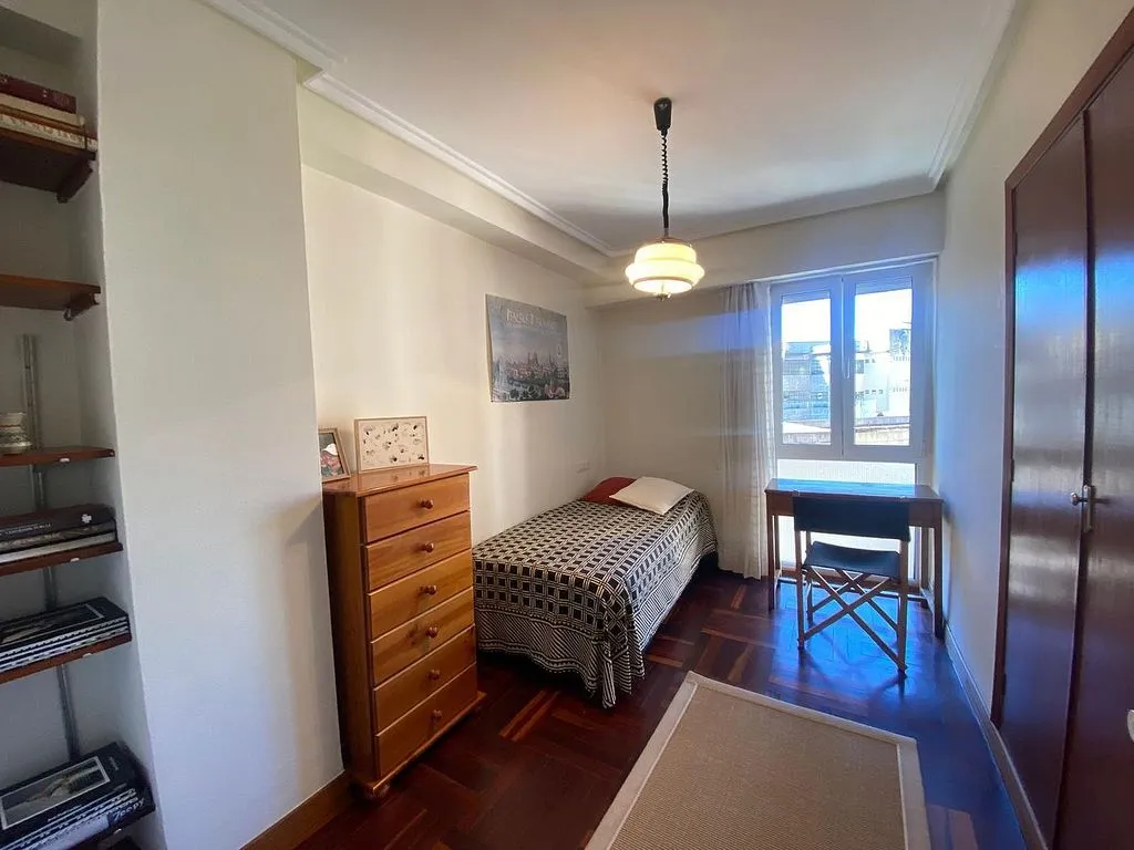 Magamistoad - Three-Bedroom Flat with Balcony in Urkizu