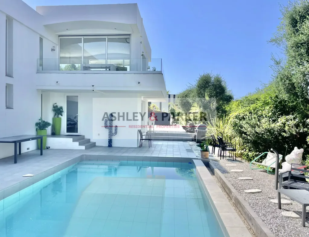 Piscina - Contemporary Villa with Sea View in Le Cannet